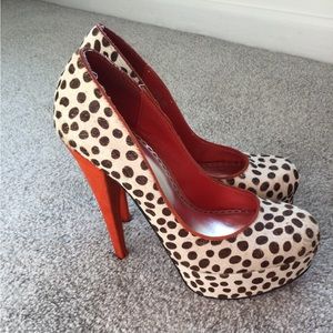 Bebe leopard print stiletto with orange suede heel. Hair-like texture size 7